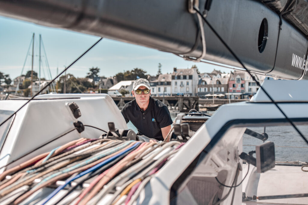 Photo d'Armel Tripon à bord de son bateau