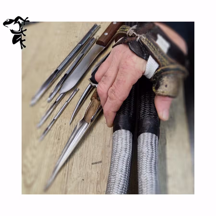 Main de mateloteur avec paumelle et outils
