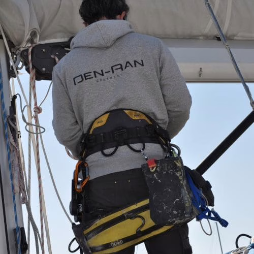 Gréeur DEN-RAN se préparant à monter au mât