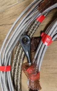 Finition câble textile moulage en résiné